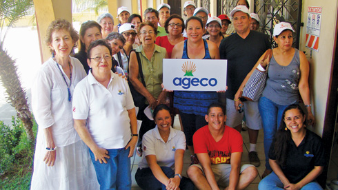 Personal de AGECO San José y Liberia y a personas adultas mayores de los programas de AGECO en Liberia