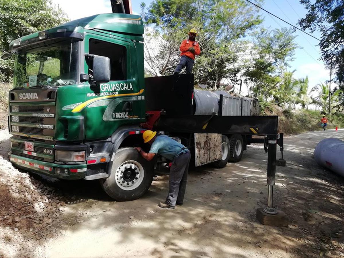 Trabajos paso de alcantarillas camino  que comunica Chumico con San Juan, Santa Cruz