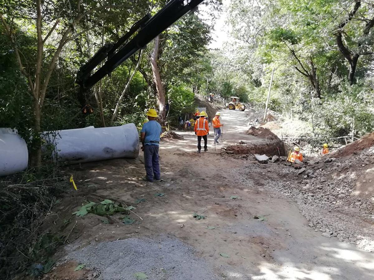 Trabajos paso de alcantarillas camino  que comunica Chumico con San Juan, Santa Cruz