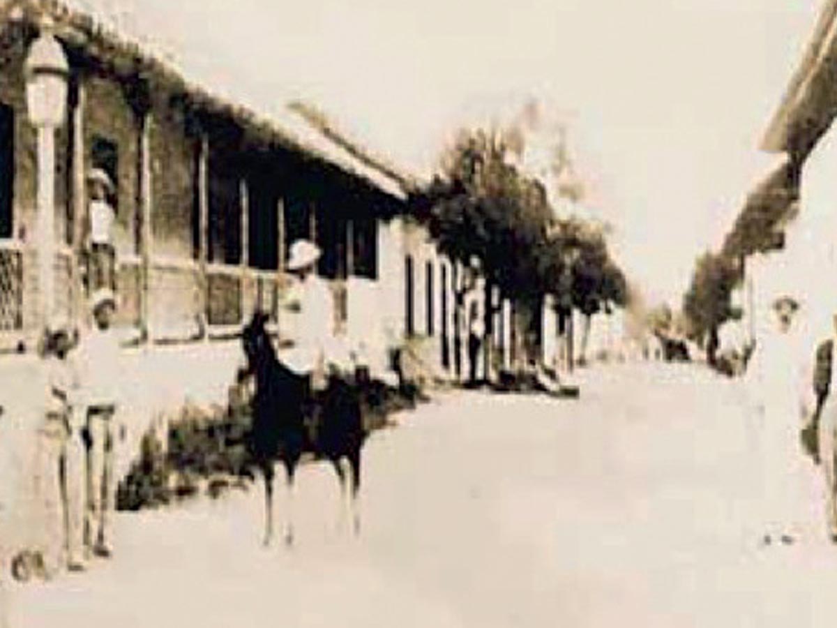 Calle Real de Liberia. Fotografía del año 1881. (Foto: Colección del Lic. Ronny Pizarro)