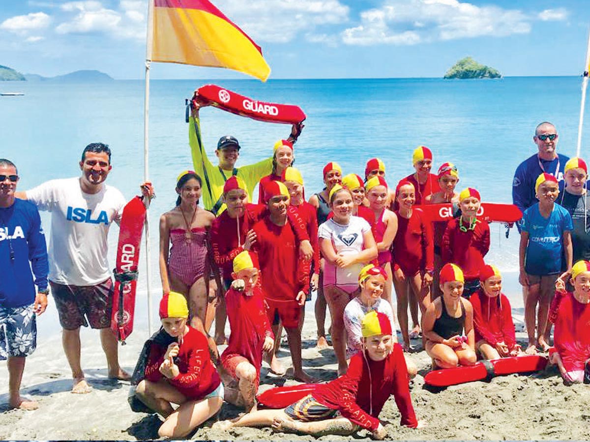 Alrededor de 30 y 40 niños del Coco, Huacas, Danta y alrededores, se capacitan en el club de natación de Playa Danta. Crédito de foto: COMUTRICA