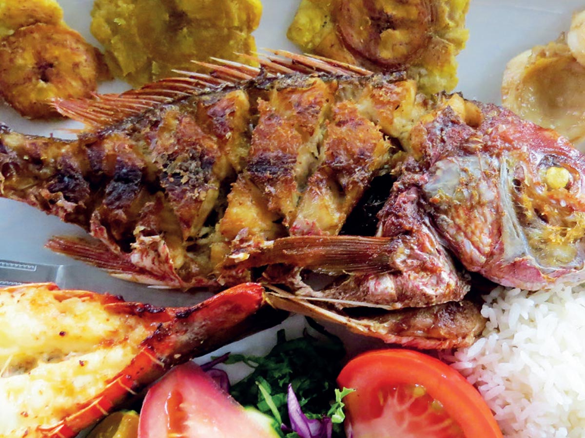 Pescado entero y langosta es parte de la variedad de mariscos que ofrece el Restaurante Arrecife.