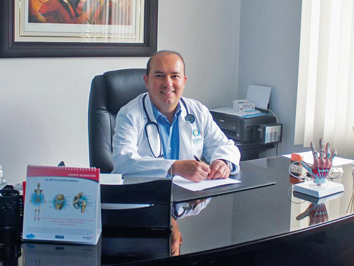 El Dr. Mendez busca brindar una solución integral a pacientes con problemas reumatológicos.