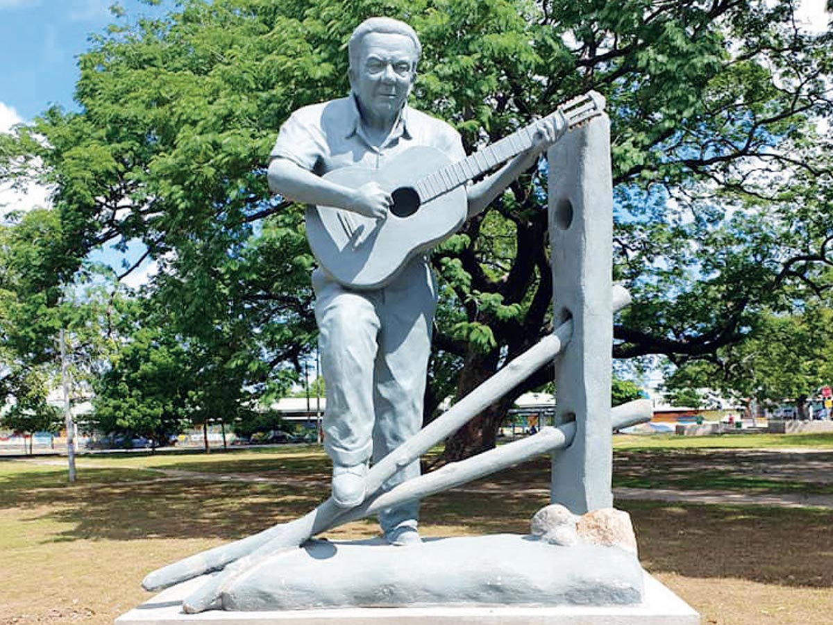 Monumento dedicado al cantautor Héctor Zúñiga Rovira, por su legado al pueblo guanacasteco.