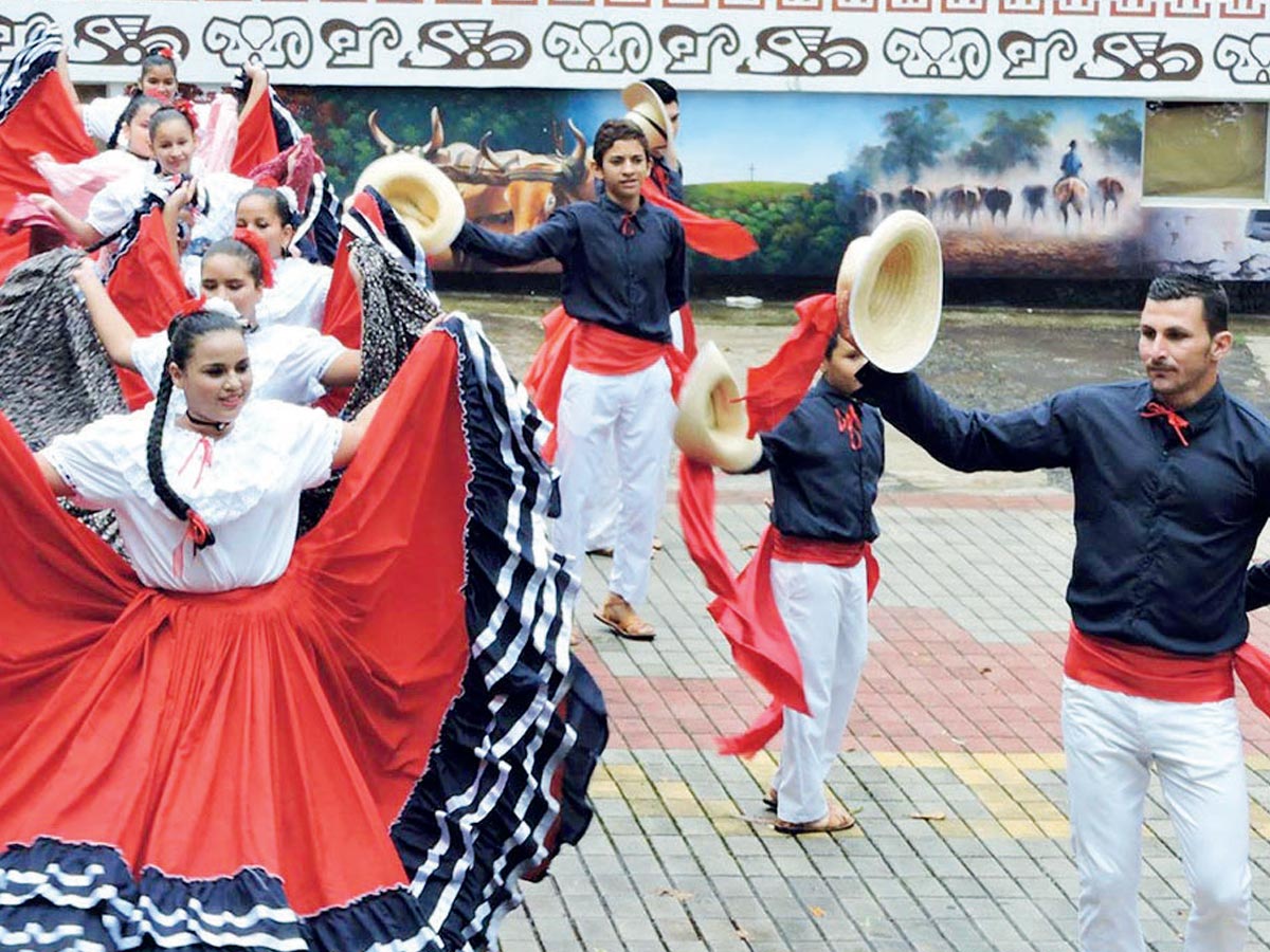 Bailes folclóricos, conciertos, cimarronas y corridas de toros, están entre las actividades más destacadas.