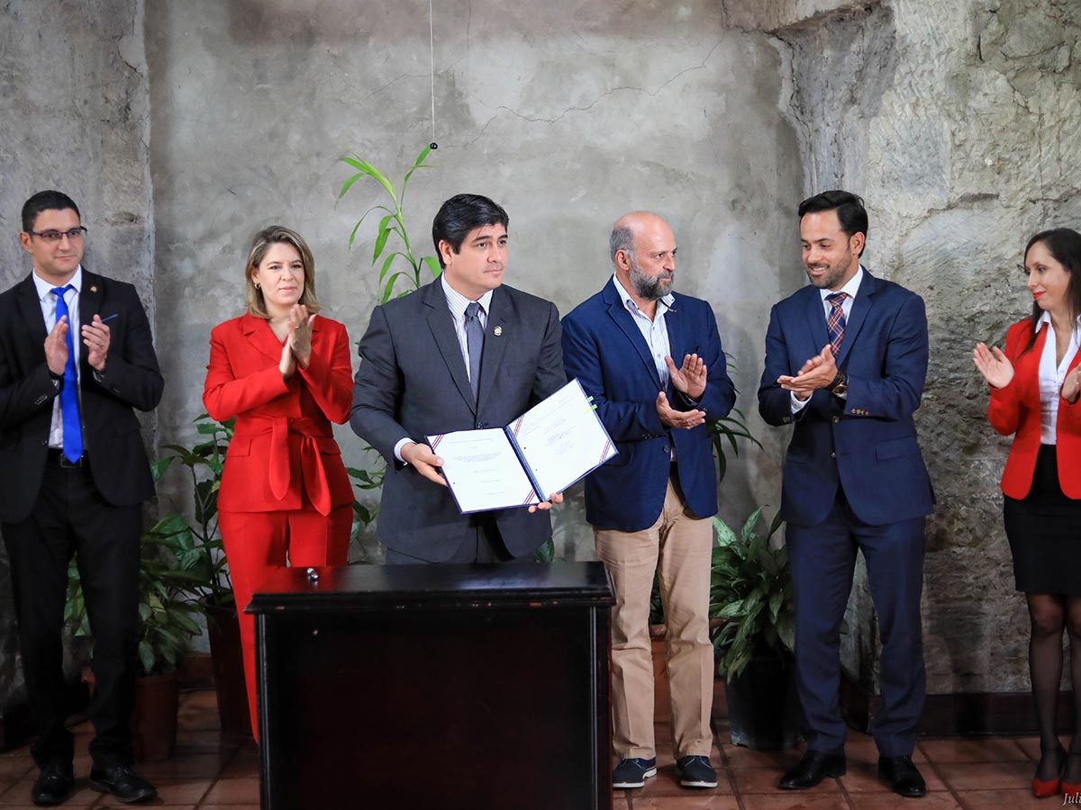 Firmada ley que prohíbe el uso del  estereofón en Costa Rica