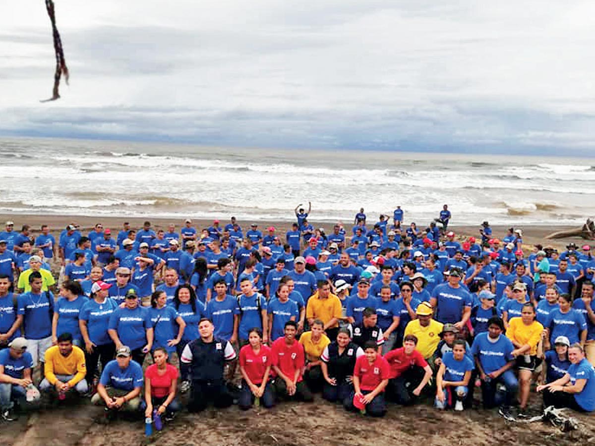 FUNDECODES, Cruz Roja y voluntarios unidos en la limpieza de playa Camaronal.