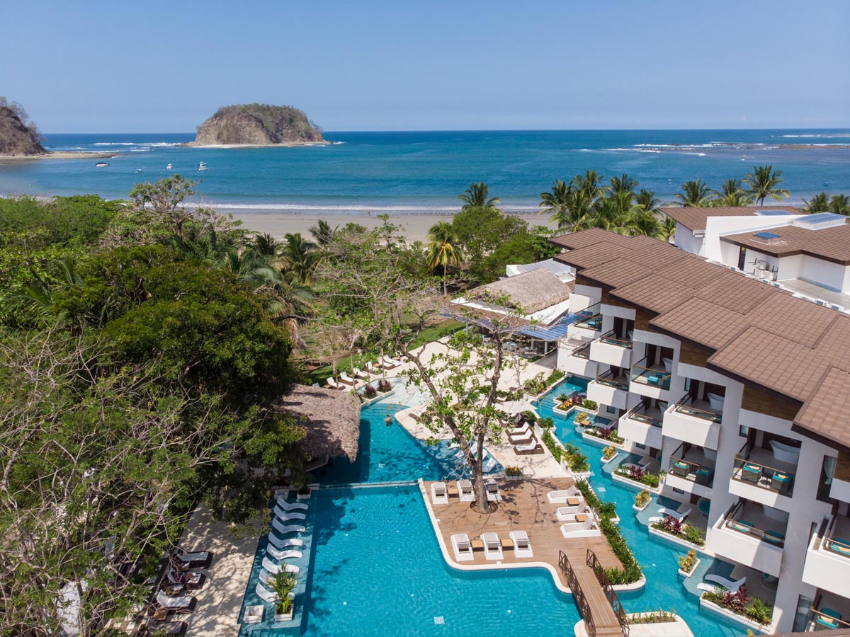 Cortesía HOTEL AZURA. El HOTEL AZURA se encuentra frente a las tranquilas aguas de Playa Sámara