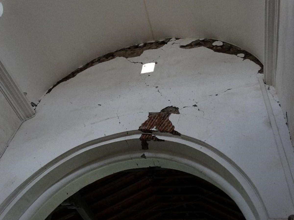 Daños en la bóveda del templo a causa del terremoto de setiembre de 2012 en Nicoya. 