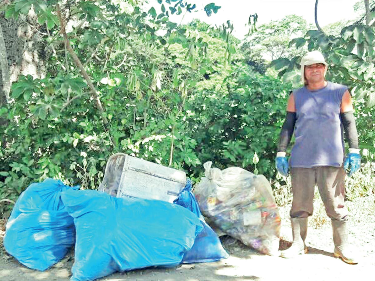 En la recolección de desechos en el margen derecho del río Tempisque participaron vecinos de la comunidad, asociaciones y estudiantes.