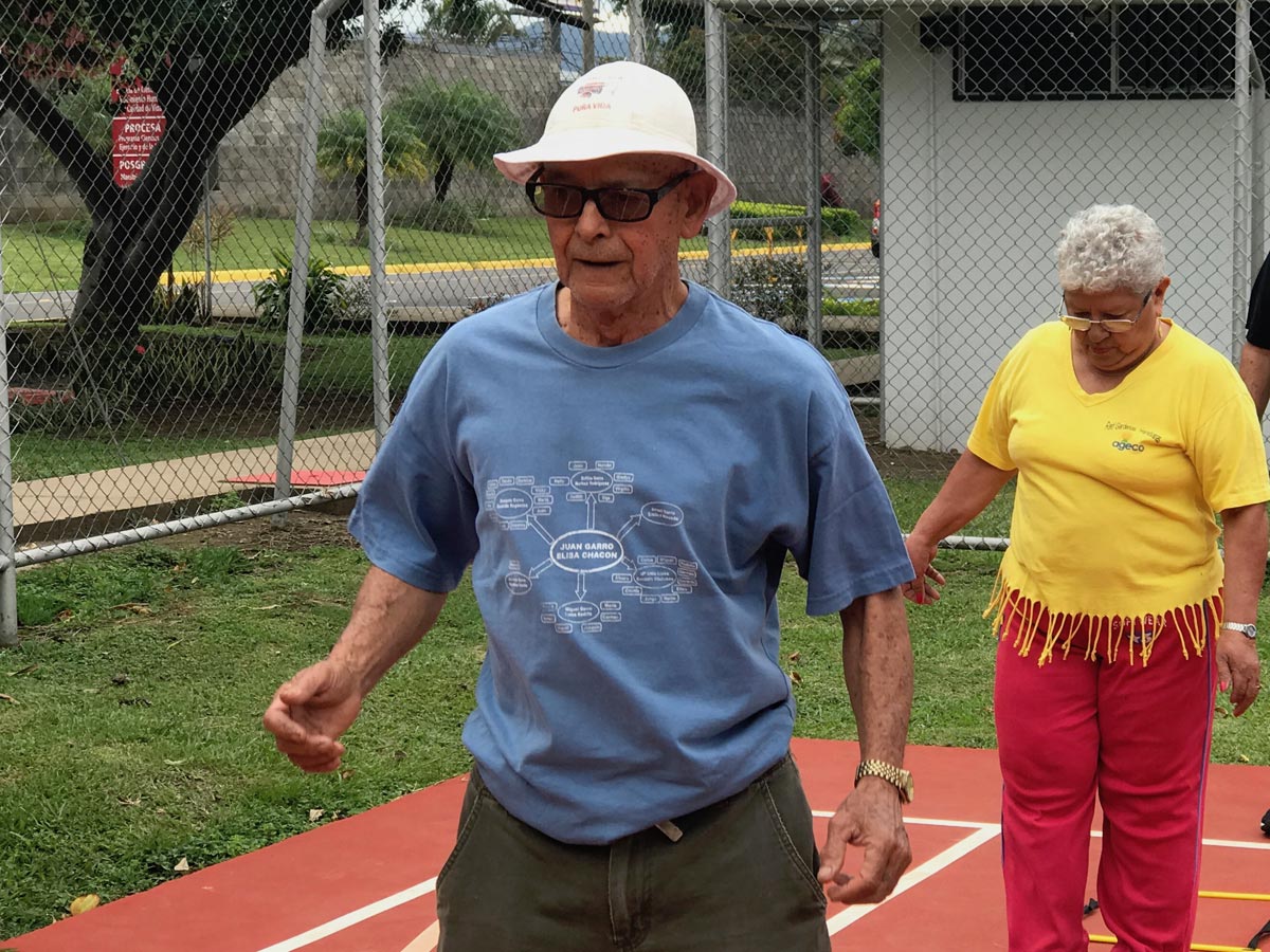 A sus 81 años, Danilo Garro, realiza sus ejercicios con mucha flexibilidad.