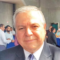 Víctor Solís, Gerente General de la Compañía Nacional de Fuerza y Luz (CNFL).