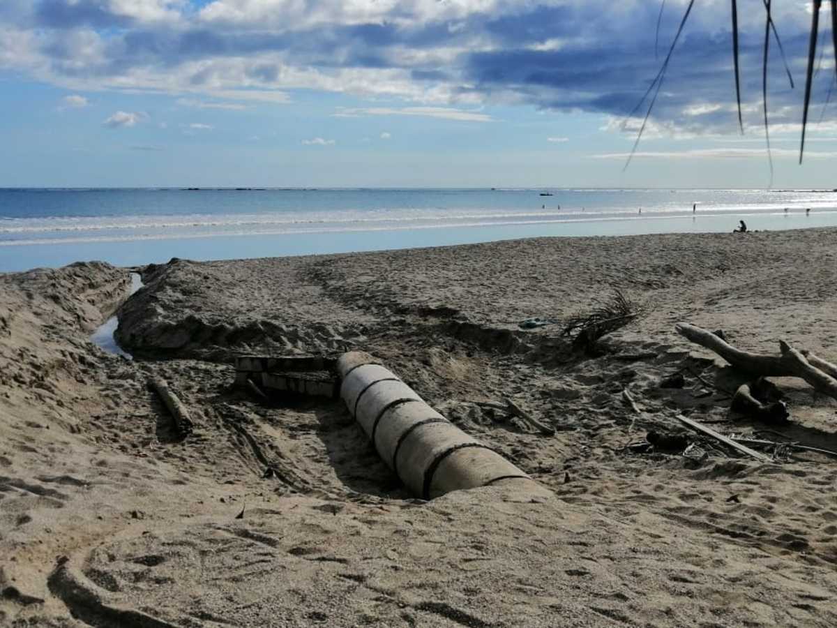 Luego de recibir una notificación comunal, la Municipalidad de Nicoya clausuró este jueves de forma inmediata la construcción de drenajes de concreto que salían de un restaurante con rumbo al mar en la playa de Sámara