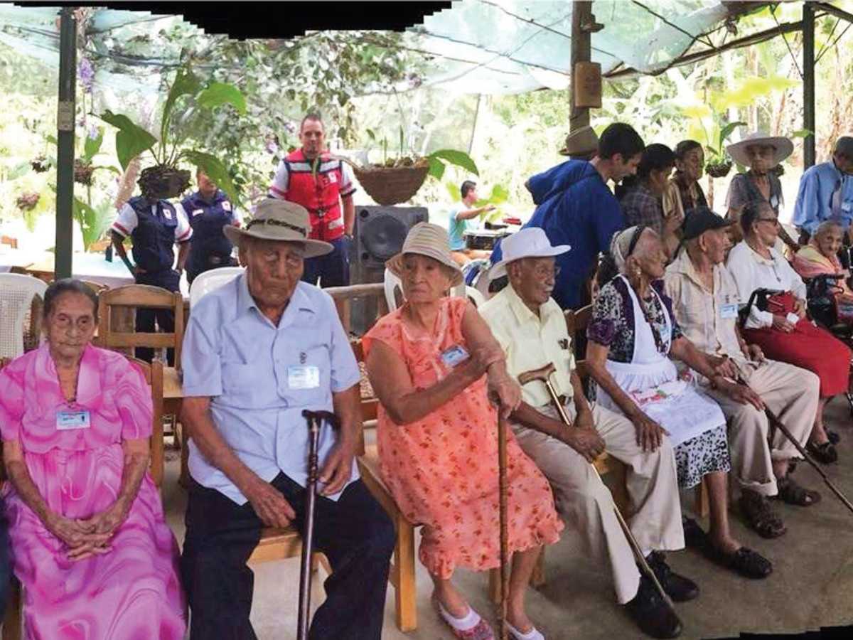  Actualmente hay 49 centenarios en la Península de Nicoya, SEGÚN información del Padrón Electoral del Tribunal Supremo de Elecciones (TSE), es decir un 63% del total de adultos mayores de 65 años que hay en Guanacaste, que son hasta el momento 70.