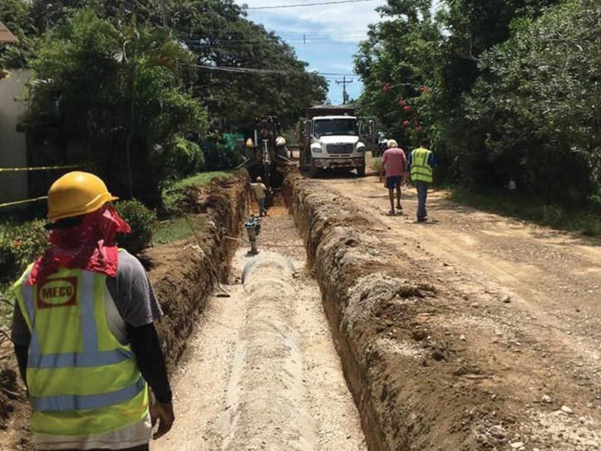 Trabajos de colocación de tuberías de evacuación de agua en la ruta Tamarindo-Langosta. Crédito de foto: ADI Tamarindo.