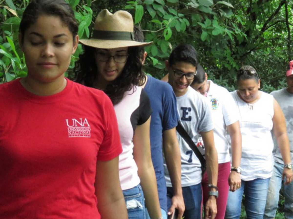Estudiantes de la carrera de Gestión Empresarial del Turismo Sostenible aplicando su práctica de extensión e investigación con las comunidades rurales.