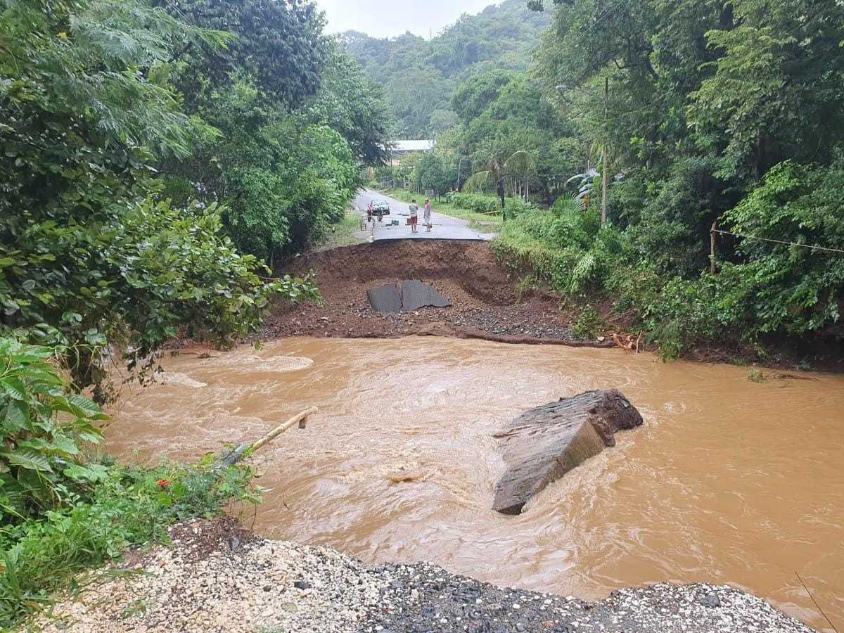 Puente sobre el Río Crucivallejo en Nicoya ha sido uno de los más afectados por Eta. Crédito de foto: Municipalidad de Nicoya.