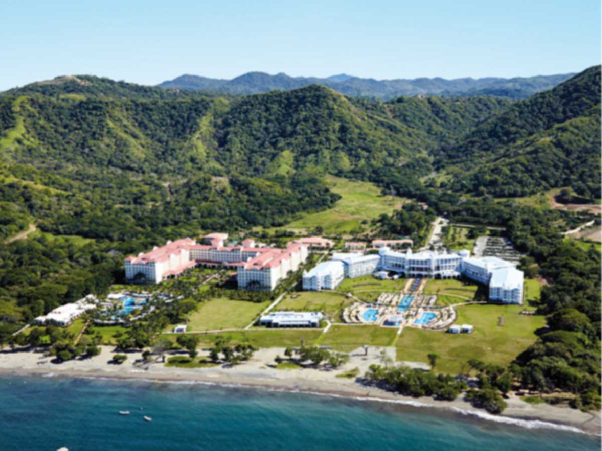 Playa Matapalo que se ubica al frente de los hoteles Riu Palace y Guanacaste, está certificada con el galardón PBAE, un reconocimiento que impulsan la sostenibilidad ambiental y seguridad de sus visitantes.