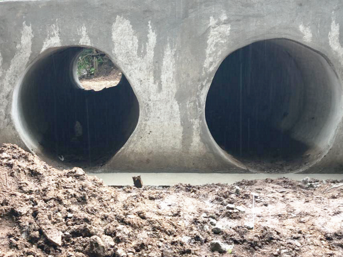 Como parte del proyecto se colocaron 20 tuberías de 1.50 metros con sus respectivos cabezales. Crédito de foto: Municipalidad de Santa Cruz.