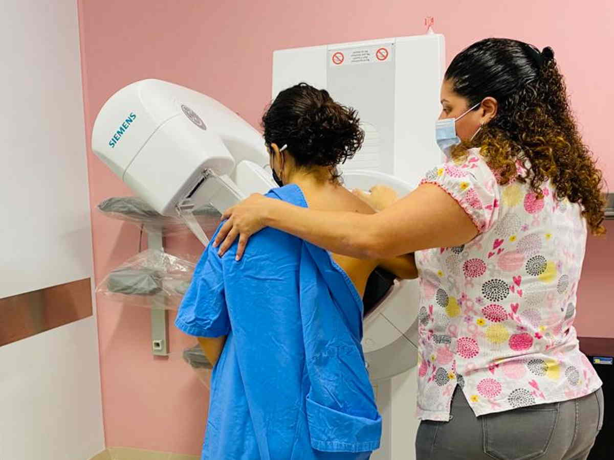 La radioterapia puede ser determinante para que las mujeres con cáncer de mama sobrevivan.alt