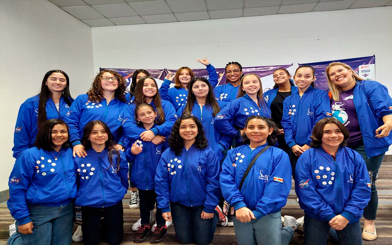 16 niñas costarricenses, entre ellas del cantón de Santa  Cruz está en la lista para viajar al Space Center de la NASA.alt