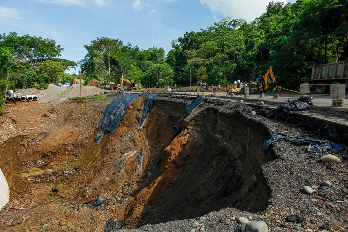 Derrumbes amenazan la Red Vial Nacional de Costa Rica.alt