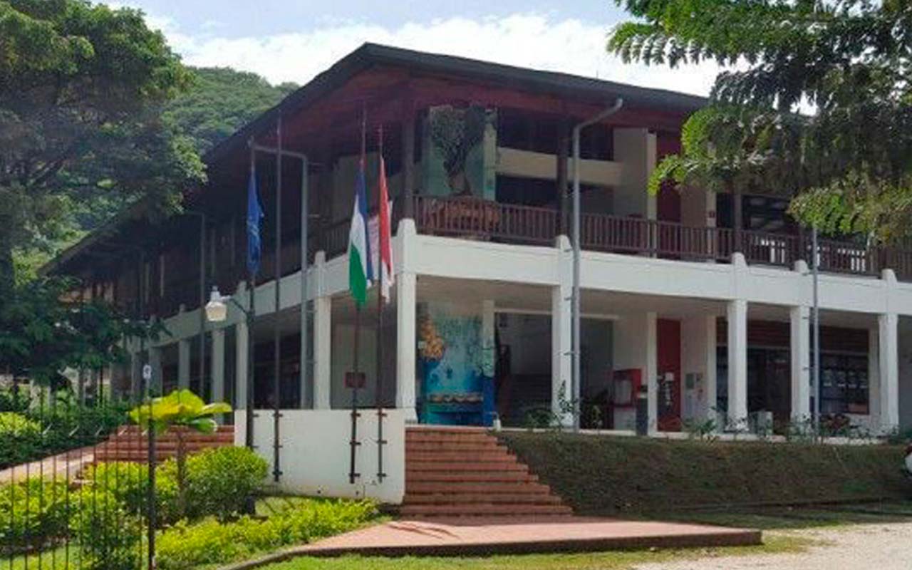 El campus de la Universidad Nacional en Nicoya es también la Casa del Colegio Humanístico Costarricense que sirve a la juventud guanacasteca desde el año 2017.