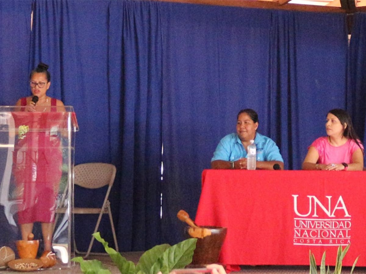 El Campus Nicoya de la Universidad Nacional (UNA) en el marco de la celebración del Bicentenario de la anexión del partido de Nicoya, acogió una significativa presentación que resaltó la labor de dos mujeres pioneras en el desarrollo del turismo sostenible en Guanacaste