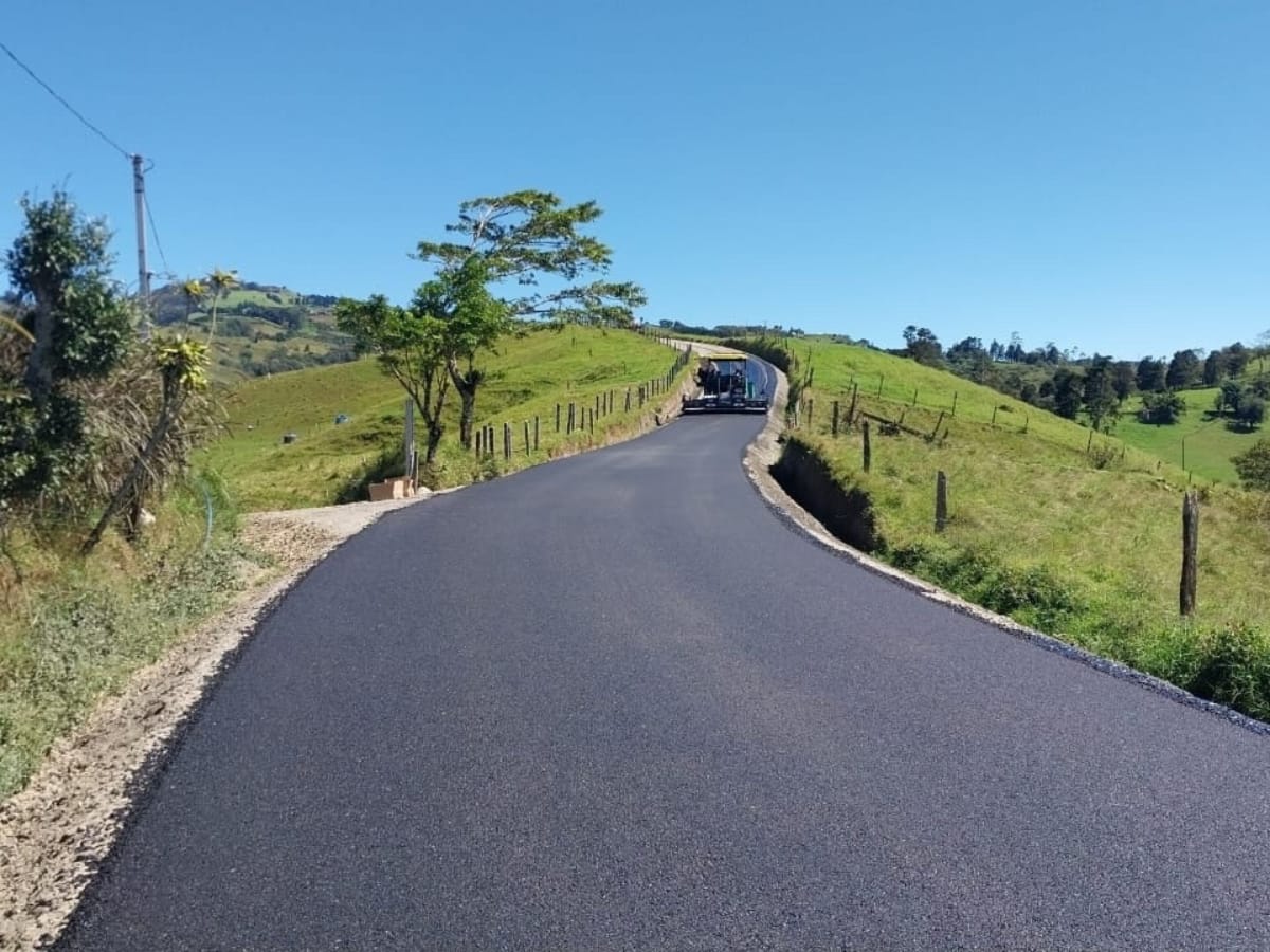 Camino asfaltado tiene 2,3 km de longitud, cuenta con dos carriles, cunetas revestidas de concreto y señalización preventiva.