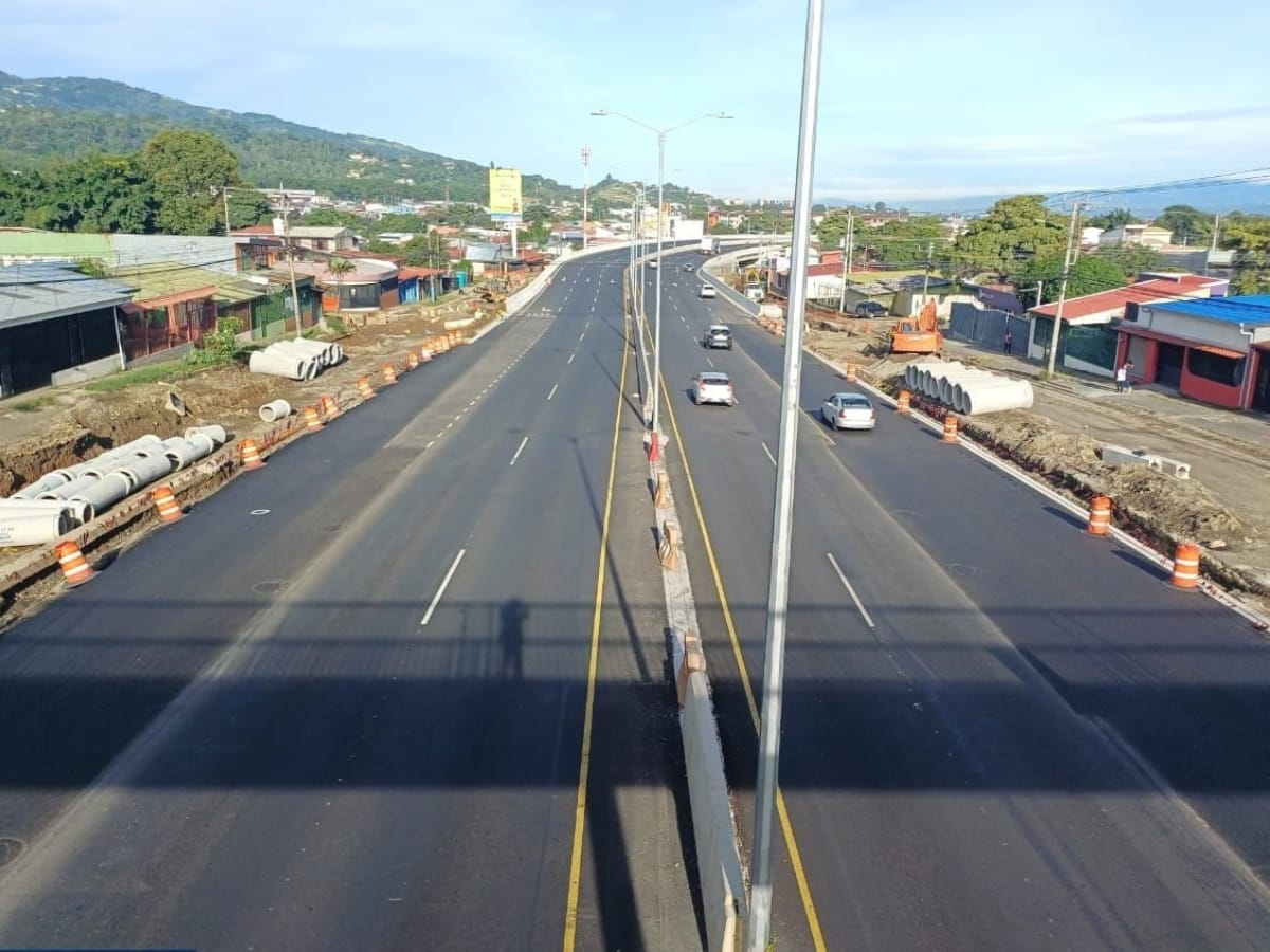 Si bien el paso elevado es a tres carriles por sentido, desde la apertura el ingreso y salida se hacía a dos carriles, ahora es a tres.