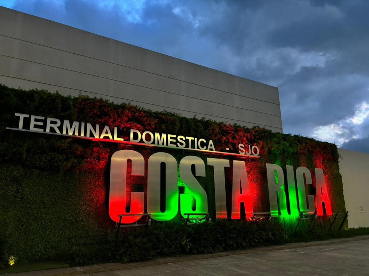 Edificios de instituciones públicas, así como diversos espacios de las ciudades guanacastecas, lucen iluminaciones en celebración de la fiesta nacional por el Bicentenario de la Anexión del Partido de Nicoya a Costa Rica