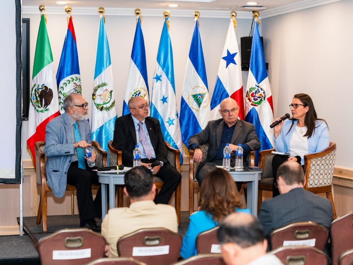 El combate frontal para controlar y erradicar al Gusano Barrenador del Ganado y otras plagas y enfermedades que afectan la agricultura y ganadería costarricenses fueron destacadas en el marco del Día Regional de la Sanidad Agropecuaria, celebrado en el Hotel Crowne Plaza Corobicí, La Sabana.