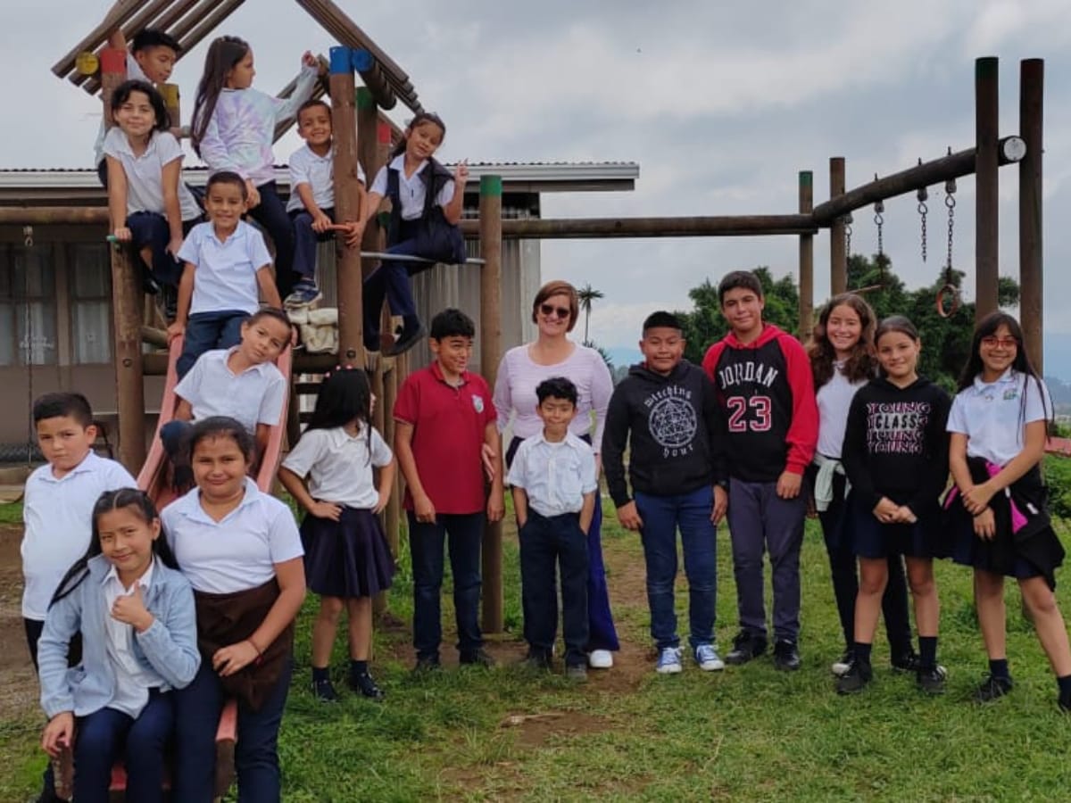 Nuria Quesada Alfaro, docente de la escuela unidocente Guadalupe de Zarcero, comenta que hace varios años cuando tenía que realizar su tesis en educación descubrió que carecía de palabras para iniciar su prueba