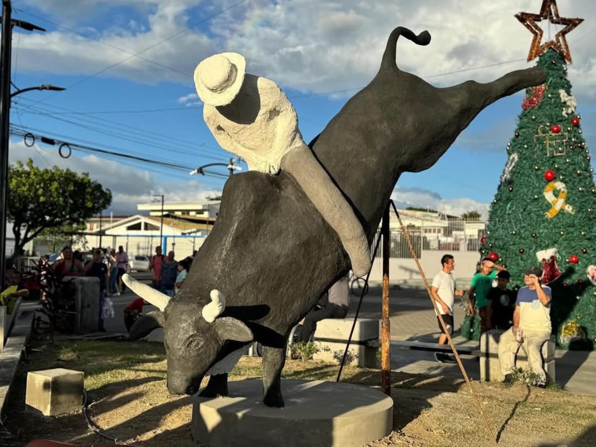 Esta semana tuvimos el honor de develar dos esculturas que nos llenan de orgullo como guanacastecos: una en homenaje a Camilo Reyes y otra a la Cimarrona de Liberia.