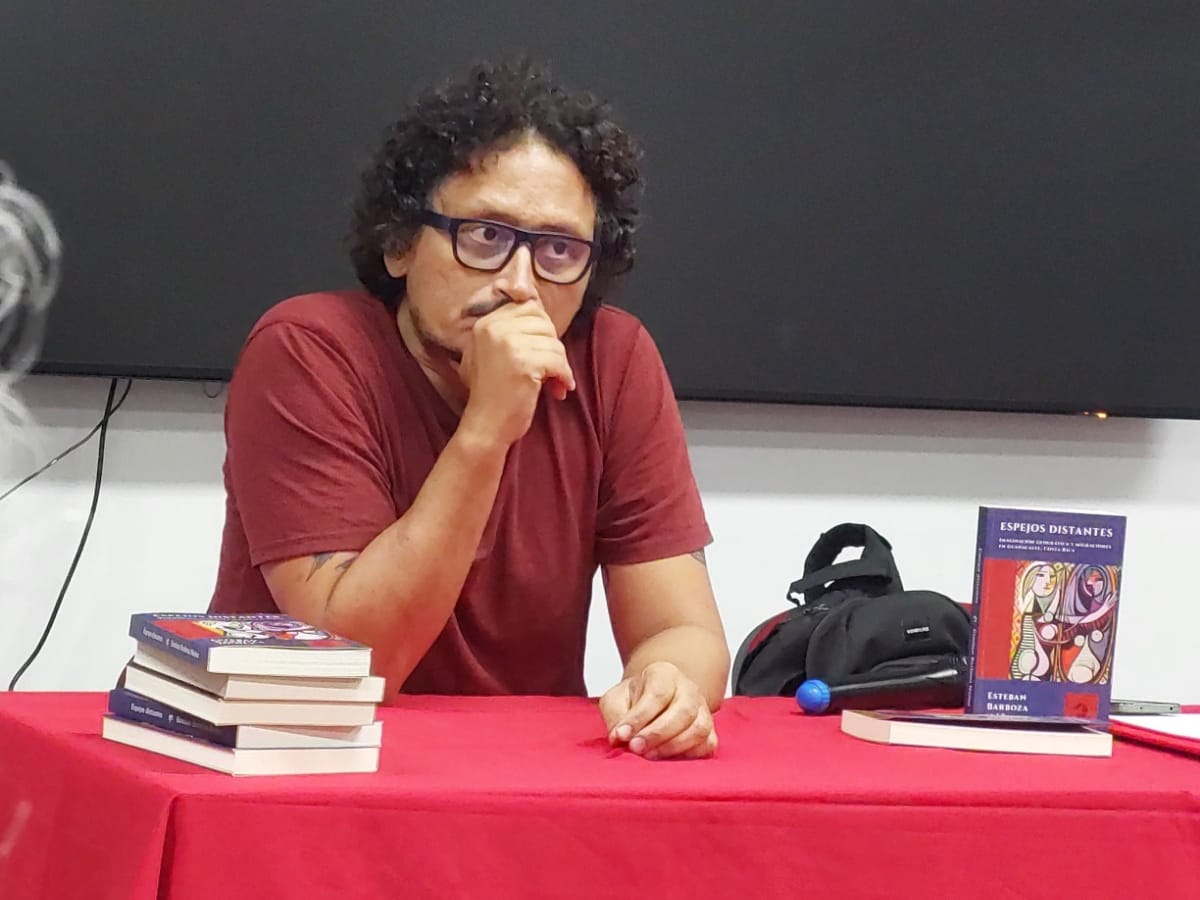 El 6 de septiembre, en el Campus Nicoya, tuvo lugar la presentación del libro Espejos distantes: Imaginación geográfica y migraciones, una obra del académico Esteban Barbosa de la Universidad Nacional Sede Regional Chorotega que explora el fenómeno migratorio desde una perspectiva multidimensional.