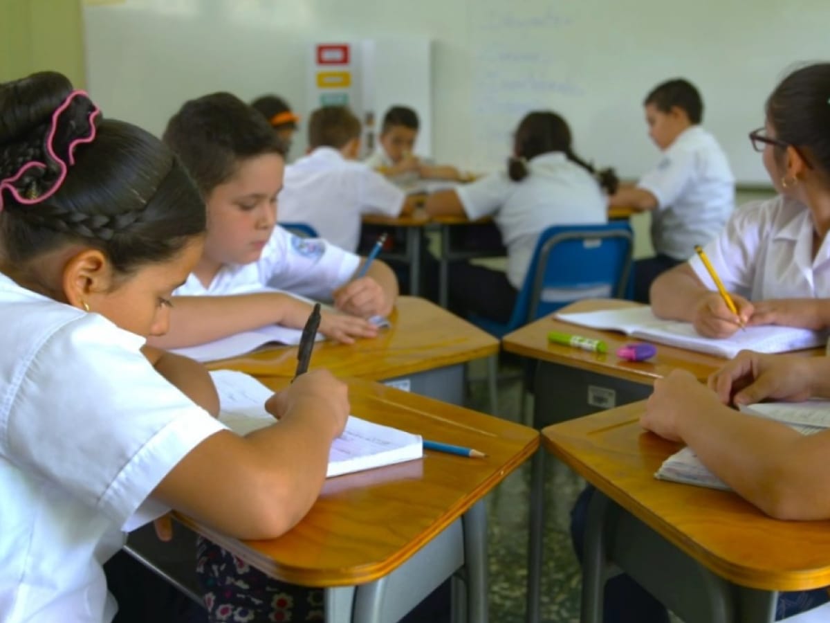 La Ministra de Educación Anna Katharina Müller se reunió con representes de diversas iglesias, cosmovisiones y asociaciones.