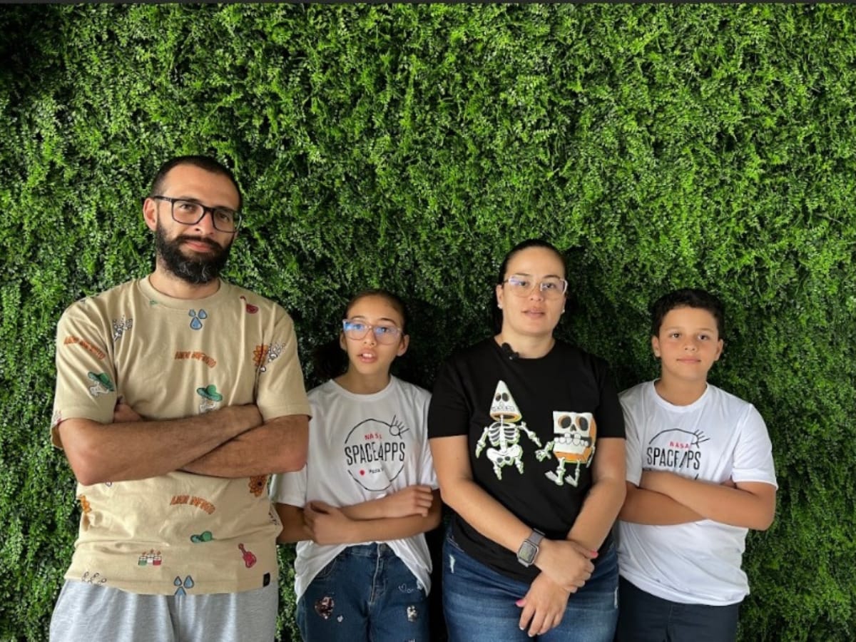 Una familia costarricense ha decidido unirse como equipo para participar en el NASA Space Apps Challenge, que se lleva a cabo en la Universidad Fidélitas. María Fernanda Montoya Hernández, Raúl Andrés Navarro y sus hijos, Luis Elías y Amanda María, han tomado este reto internacional como una oportunidad única para explorar su pasión por la ciencia y la tecnología