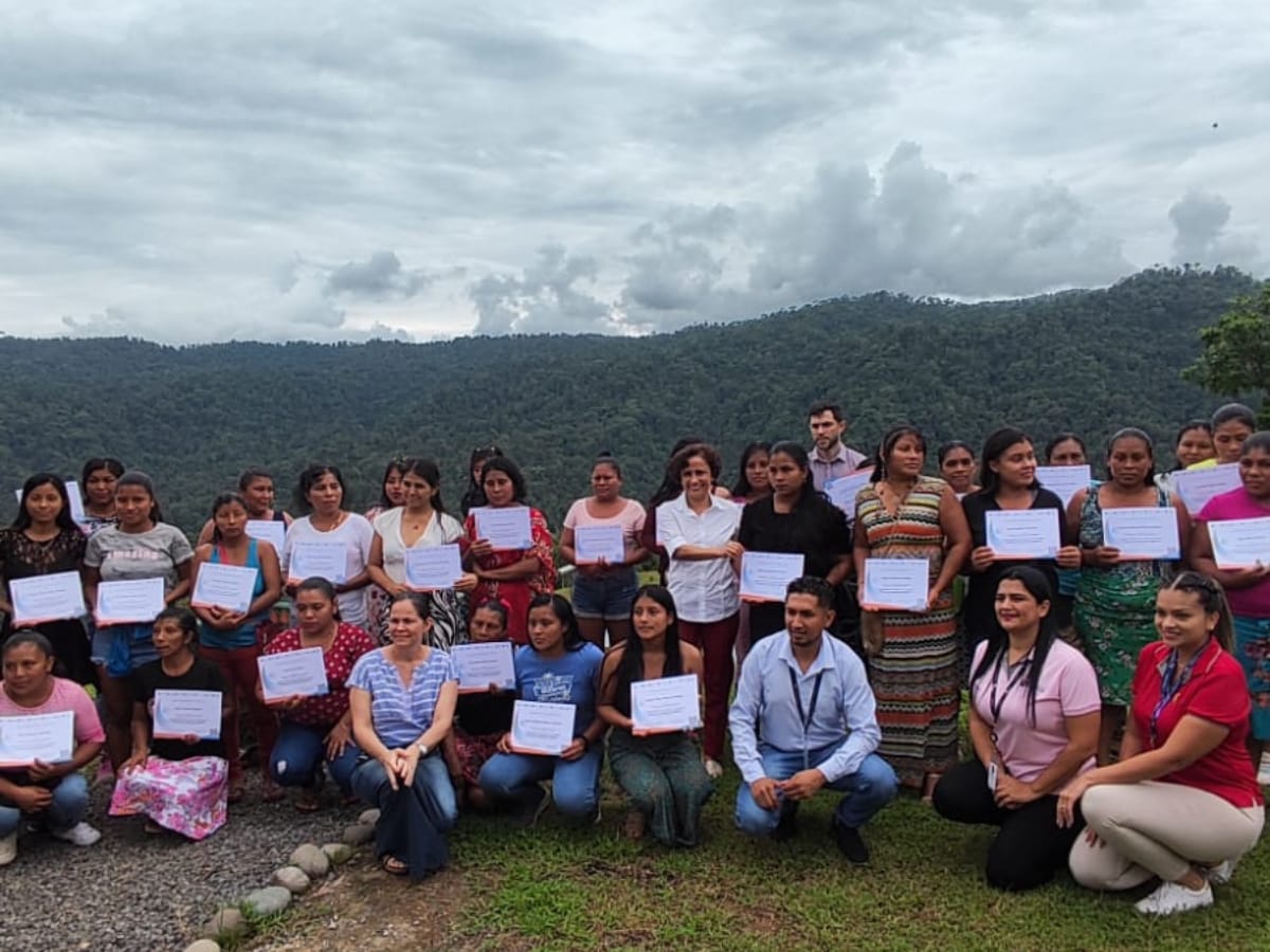 Las graduadas son indígenas cabécar del territorio Nairi Awari, que se ubica en Pacuarito de Siquirres, Limón.