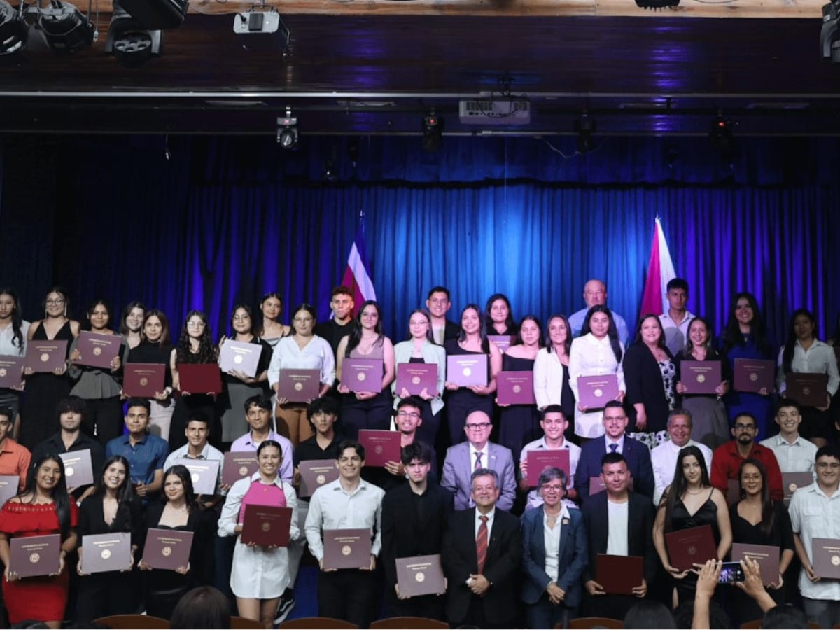 Gracias a una alianza entre municipalidades, cámaras empresariales y la UNA, 70 personas en situación de pobreza o baja escolaridad obtuvieron su título técnico en áreas clave como salud ocupacional y gestión de calidad.