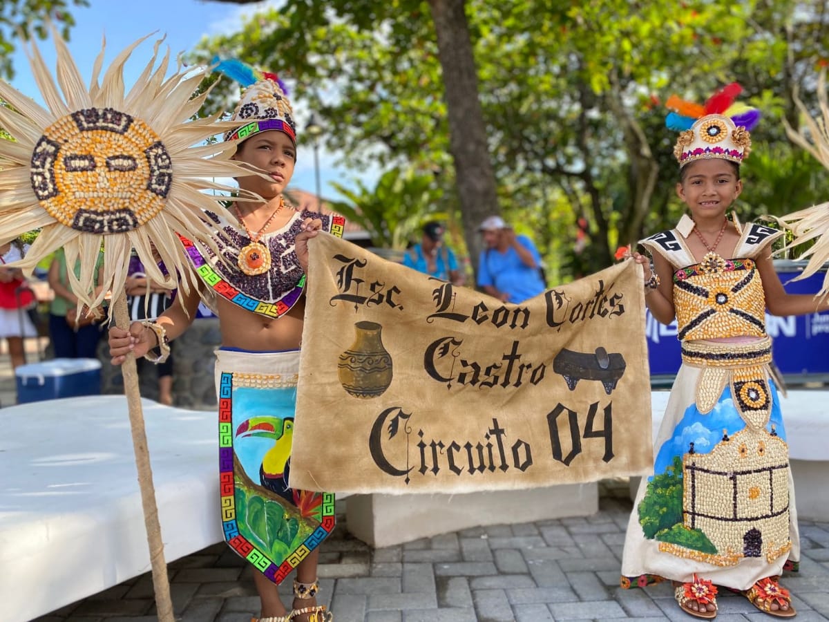 La comunidad educativa guanacasteca celebró este miércoles 24 de julio, el décimo noveno Festival Provincial de la Guanacastequidad. Para este año el lema es: “Guanacaste celebra con orgullo el bicentenario de la Anexión del Partido de Nicoya a Costa Rica: De la Patria por nuestra voluntad”.