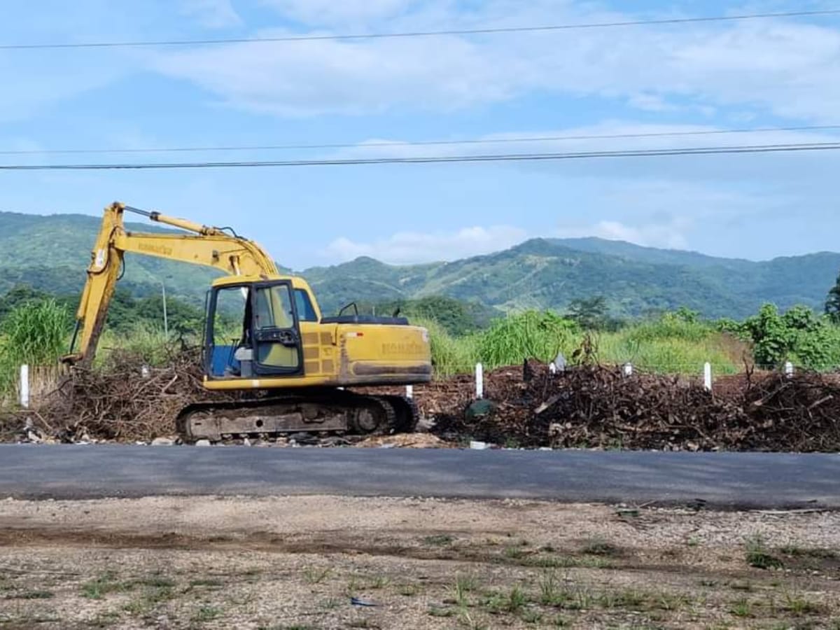 La semana anterior quedó limpio y cerrado el lote que se encuentra en las inmediaciones de la entrada a Barrio San Martín por Dekra, en Nicoya; el cual, se había convertido en un basurero clandestino.