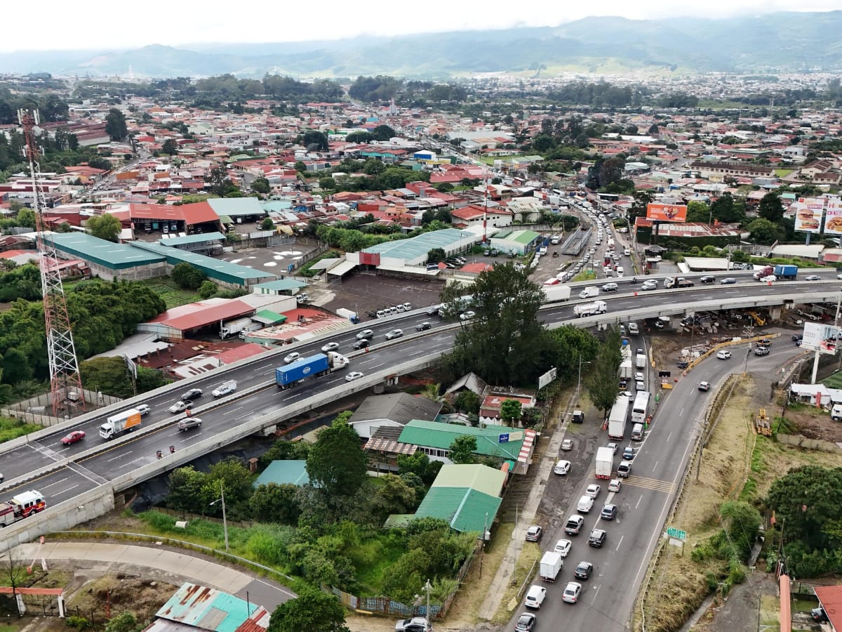 Construcción de muros permite que ruta pase de 4 a 6 carriles.