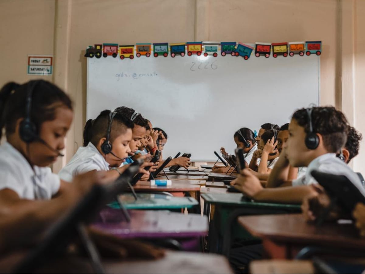 El Ministerio de Educación Pública (MEP) y el Programa de Evaluación en Lenguas Extranjeras (PELEx) de la Universidad de Costa Rica (UCR) presentaron los resultados de la Prueba diagnóstica de competencias lingüísticas, aplicada a una muestra representativa de la población estudiantil del país, evidenciando un avance significativo en las habilidades comunicativas de los estudiantes.