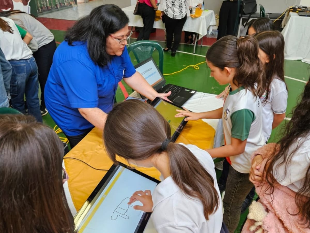 90 estudiantes escolares de diferentes centros educativos de Heredia participaron del II Encuentro en Ciencia y Tecnología, evento que busca acercar a las niñas a las áreas STEAM (Ciencia, Tecnología, Ingeniería, Artes y Matemáticas).