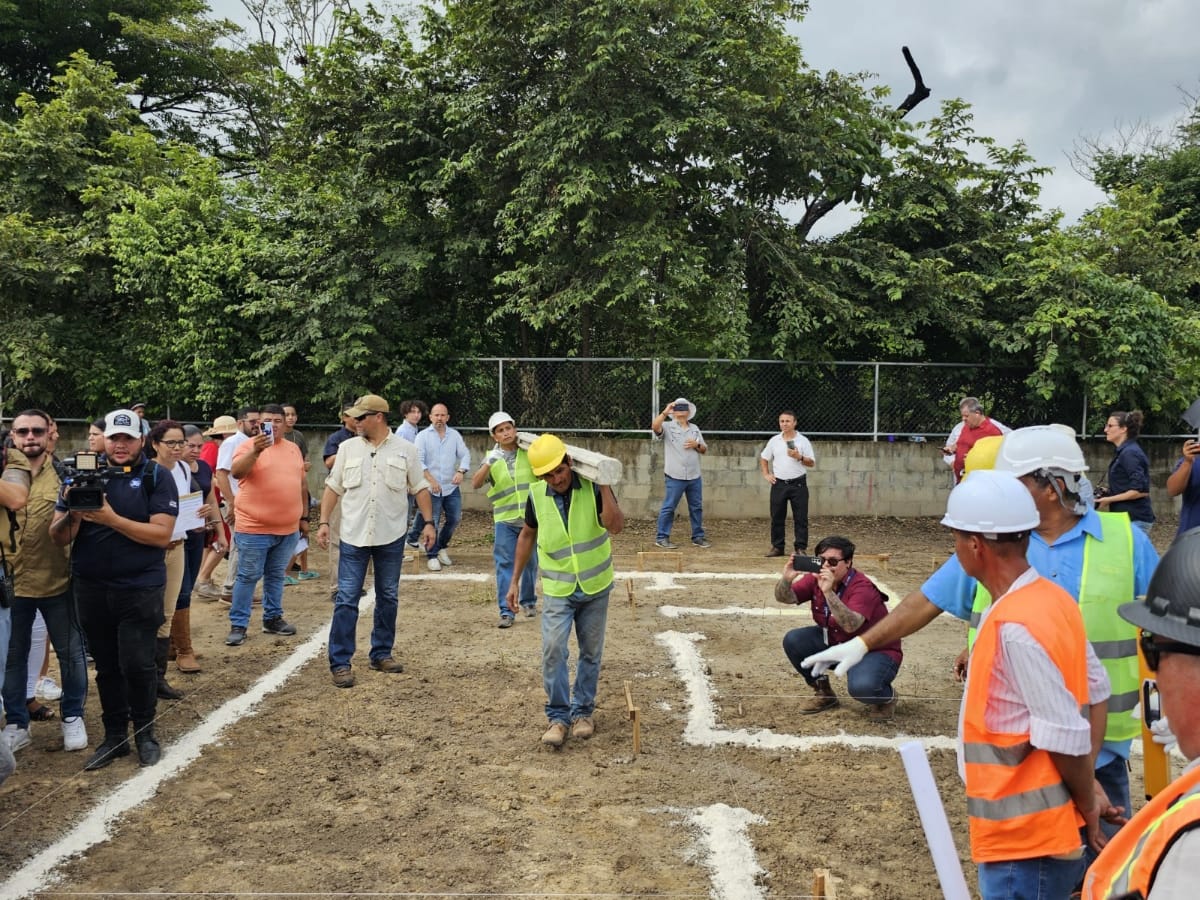 Las primeras 50 formalizaciones en el proyecto se realizaron durante la Gira Presidencial por motivo del 200 aniversario de la Anexión