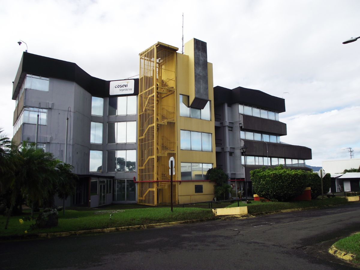 Solo con cita previa, deben sacarla en www.csv.go.cr.