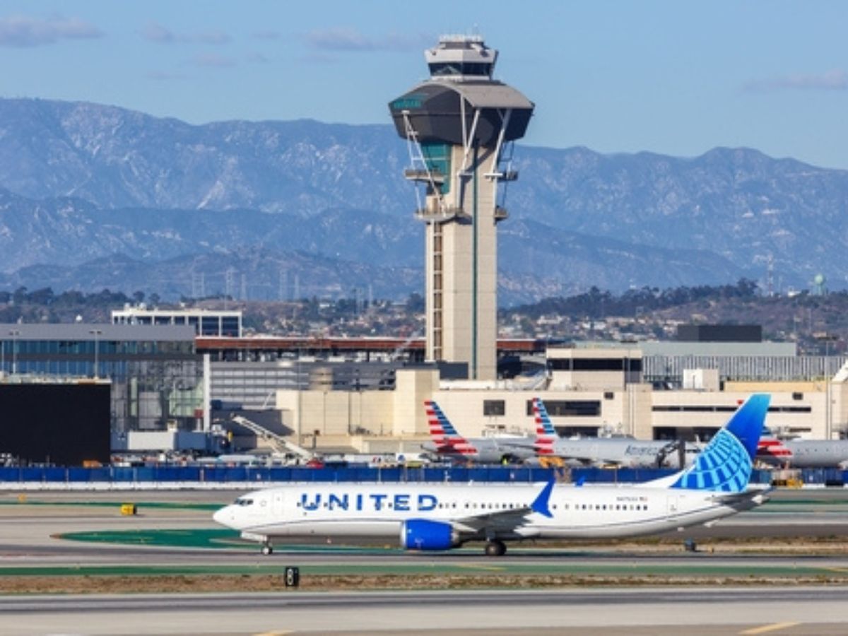 El cierre parcial de aeropuertos en Estados Unidos ordenado por el gobierno federal podría tener un efecto inmediato sobre la economía costarricense y centroamericana, especialmente en sectores dependientes de la conectividad aérea con ese país, como el comercio exterior, el turismo y la logística de productos perecederos o de alto valor tecnológico.