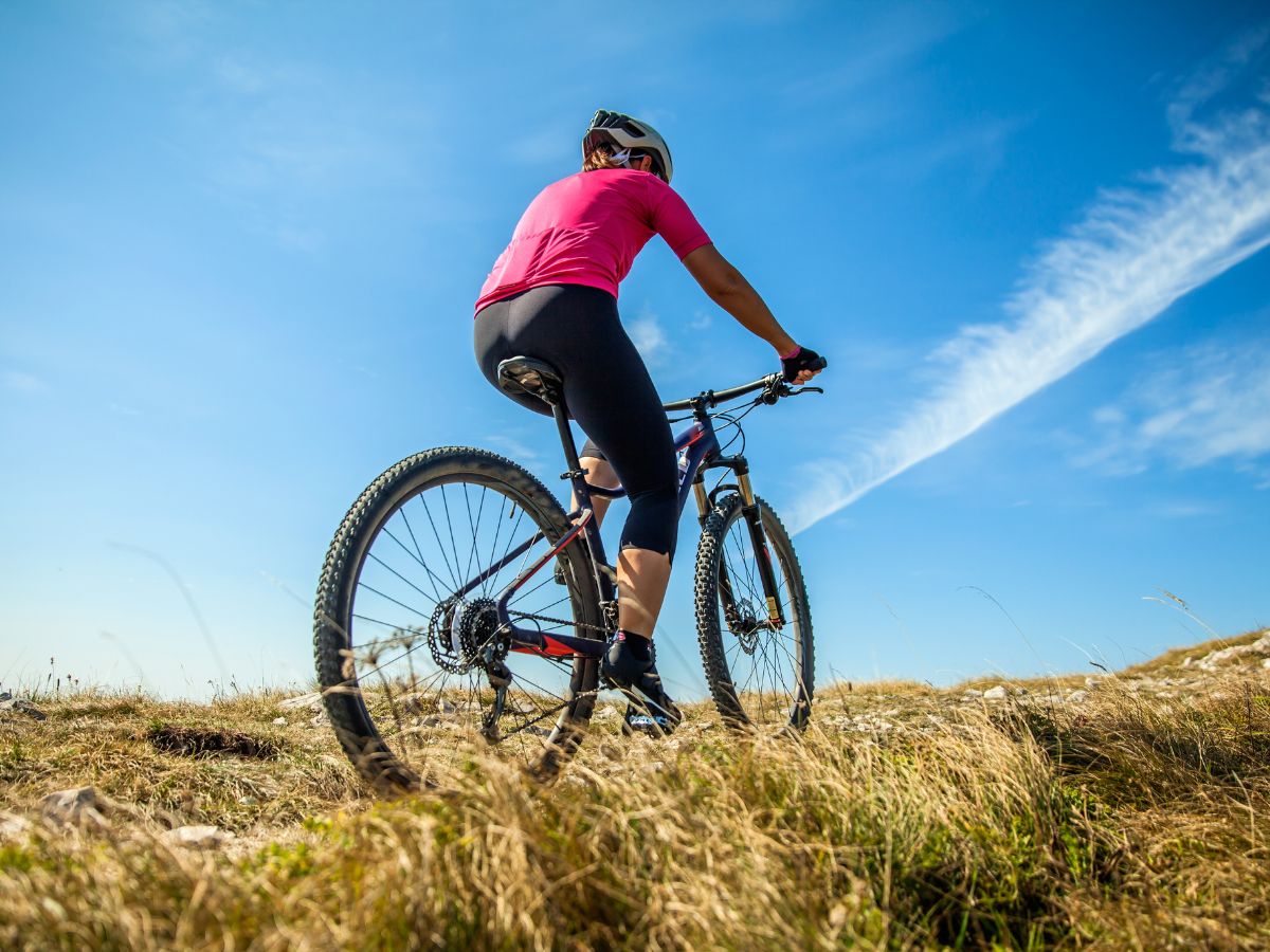 El Dr. Sanj Kakar, cirujano ortopédico especializado en manos y muñecas en Mayo Clinic, comparte consejos prácticos para prevenir lesiones al pedalear.