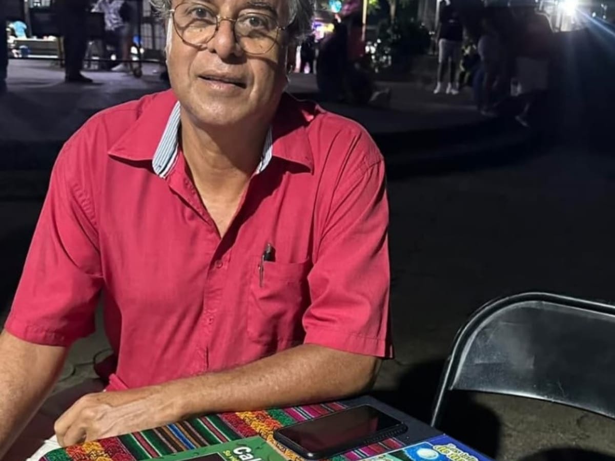 El periodista Hernán Gutiérrez Oviedo presentó el pasado 4 de enero su libro dedicado al cantautor santacruceño, el desaparecido Carlos Rodríguez Santana, llamado “Caliche su vida y su legado”