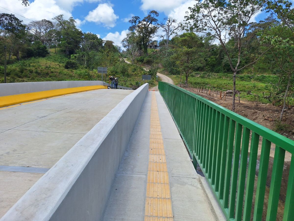 Nuevo puente beneficia directamente a 7 comunidades.